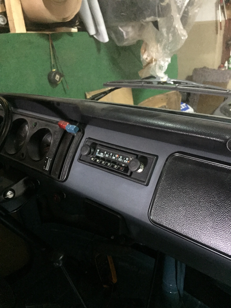 установка магнитолы на ретро-бус Volkswagen T2 