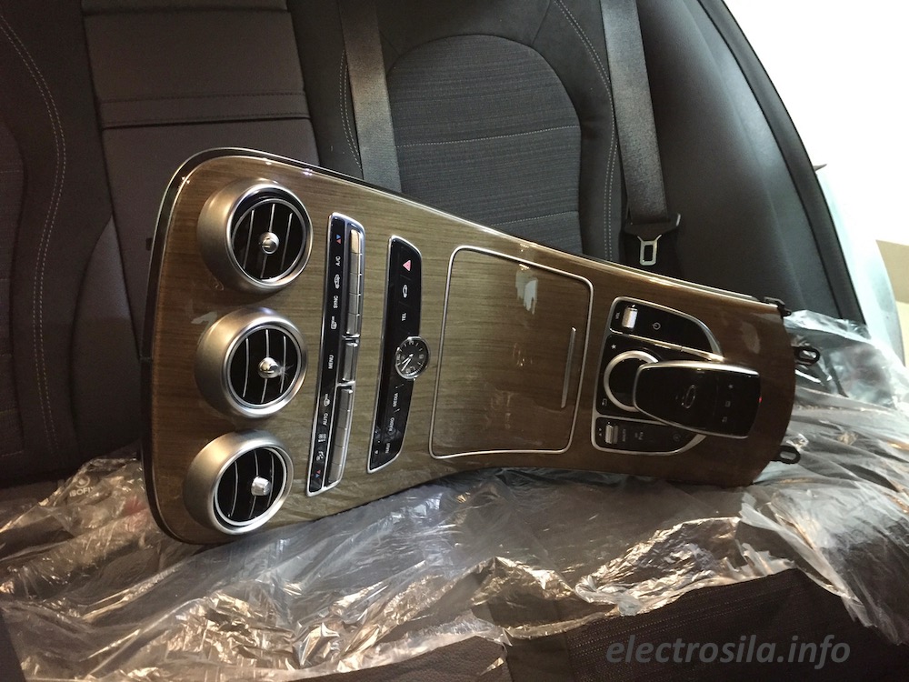 Mercedes W205 - разборка центральной панели