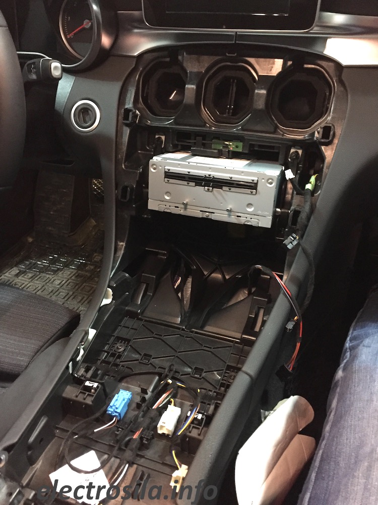 штатная магнитола Mercedes A 205 900 89 17 