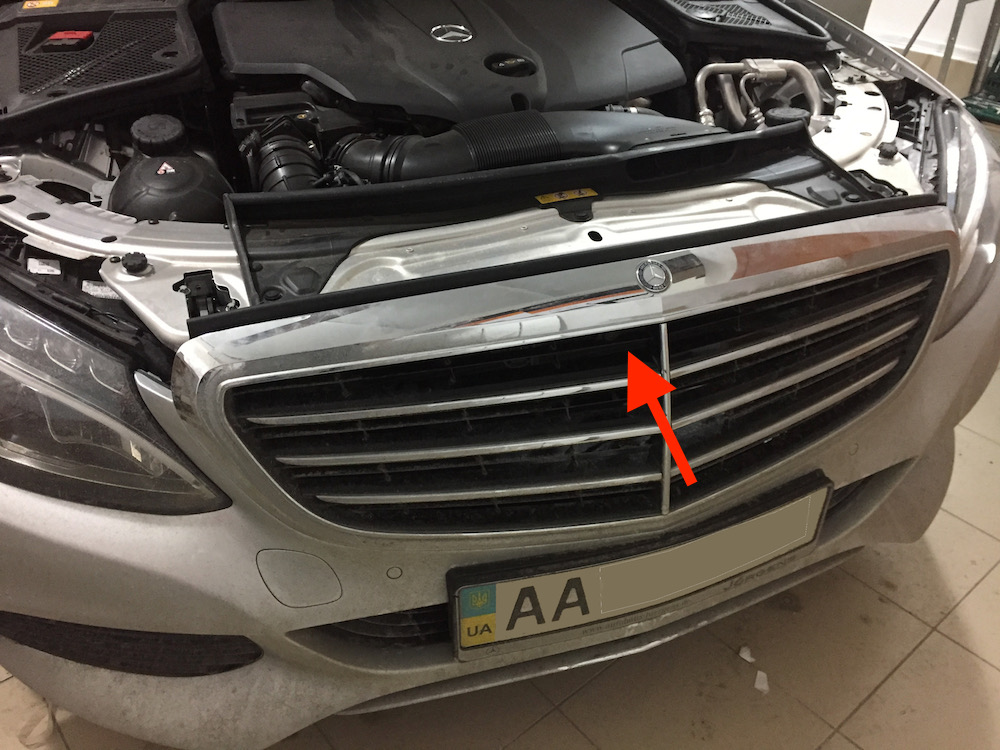 место установки передней камеры на Mercedes W205