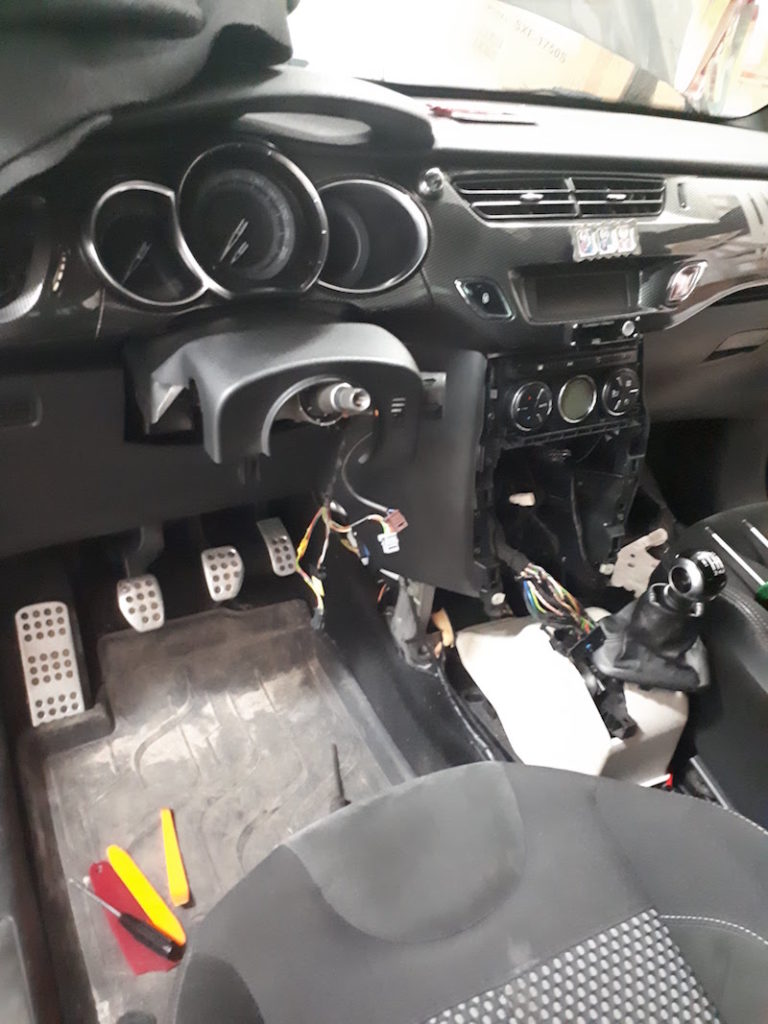 Citroen DS3 - торпедо полностью разобрано