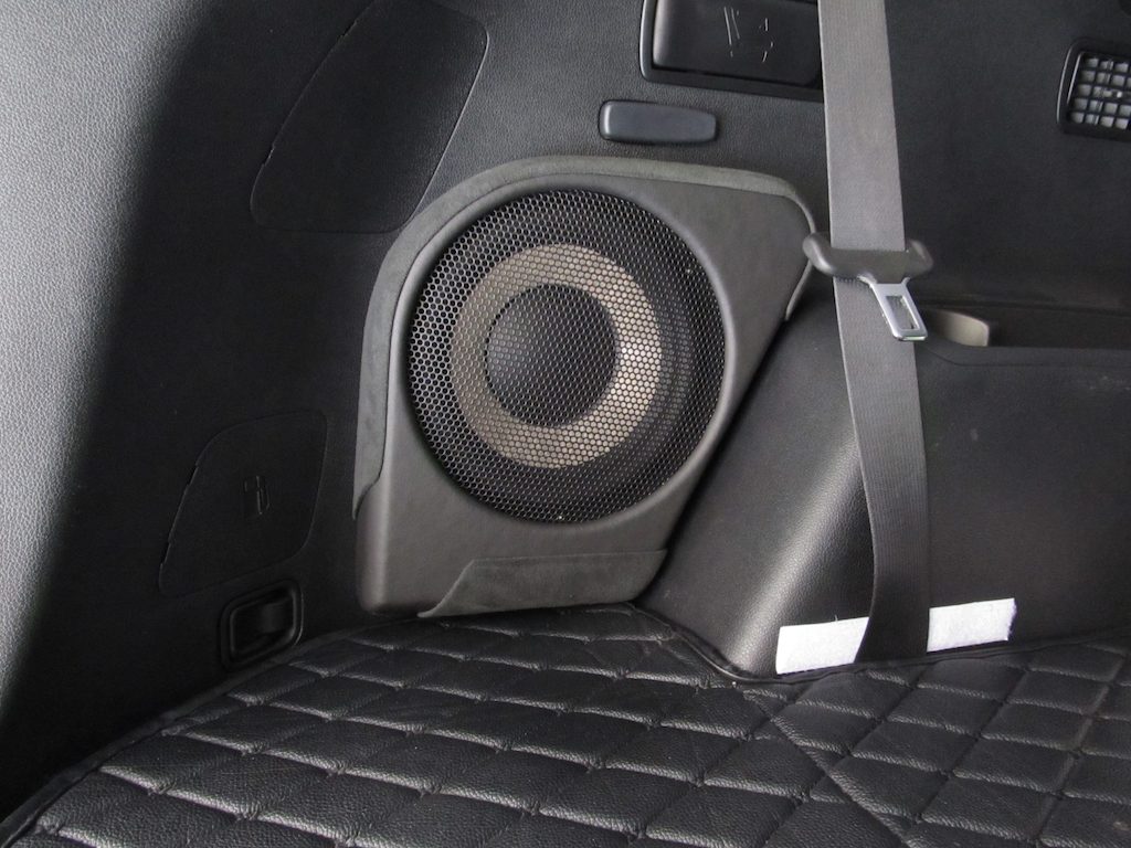 Сабвуфер Focal в корпусе стелс в Kia Sorento