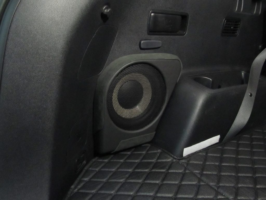 Сабвуфер Focal в корпусе стелс в Kia Sorento