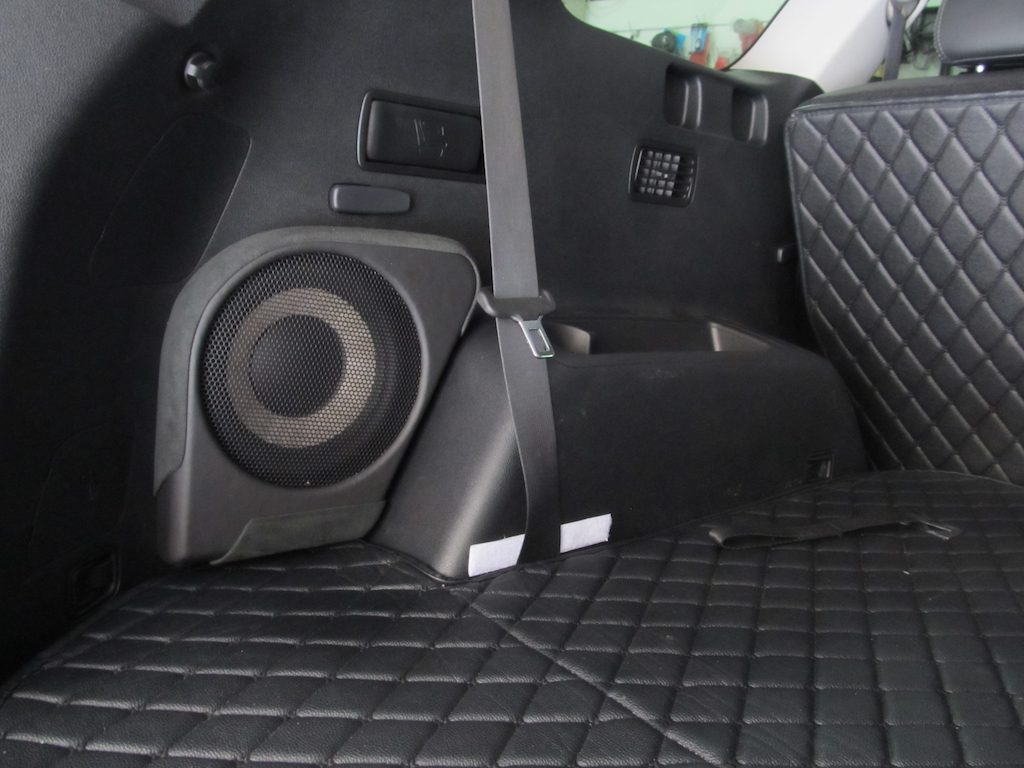 Сабвуфер Focal в корпусе стелс в Kia Sorento