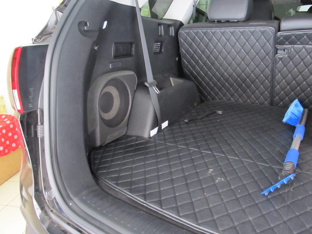 Сабвуфер Focal в корпусе стелс в Kia Sorento