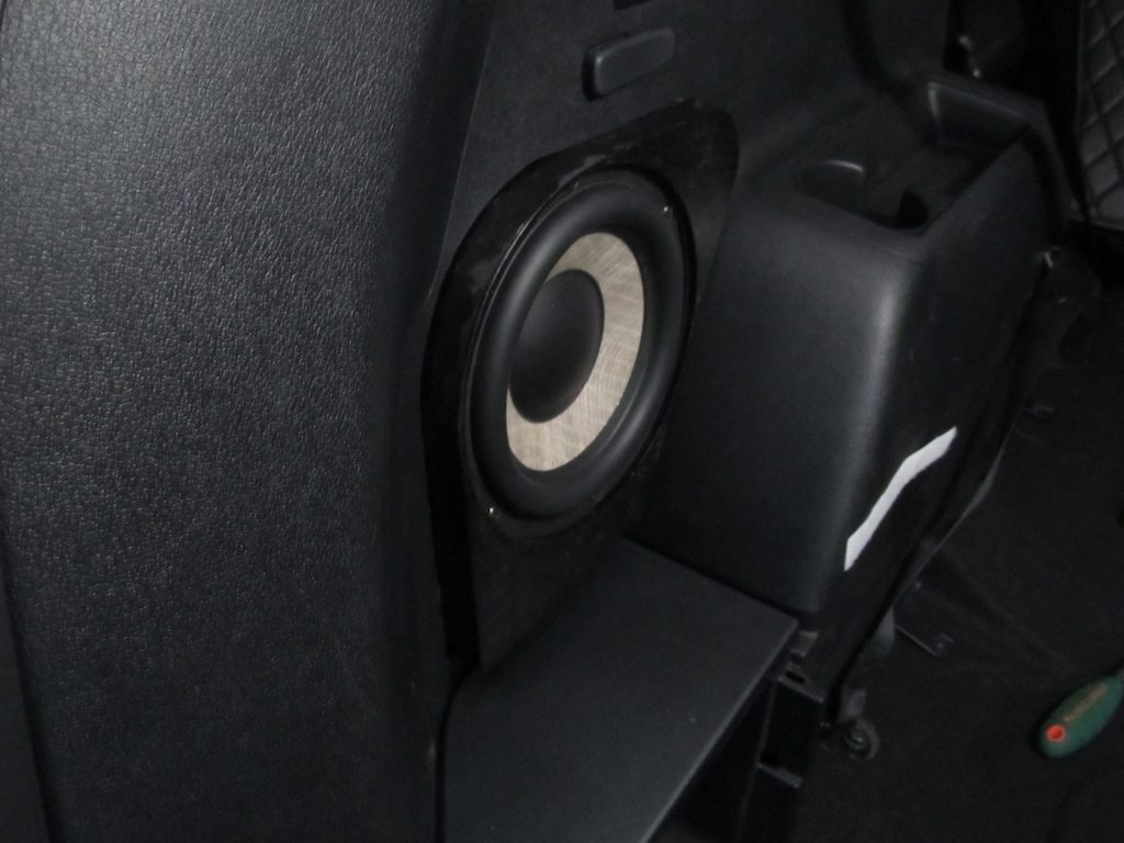 Сабвуфер Focal в корпусе стелс в Kia Sorento