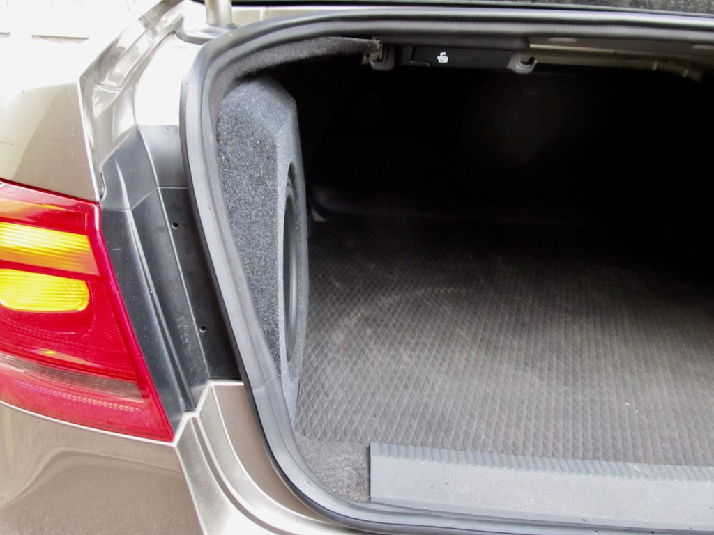 Сабвуфер Hertz ES F25.5 в корпусе стелс VW Passat B7 в заднем крыле