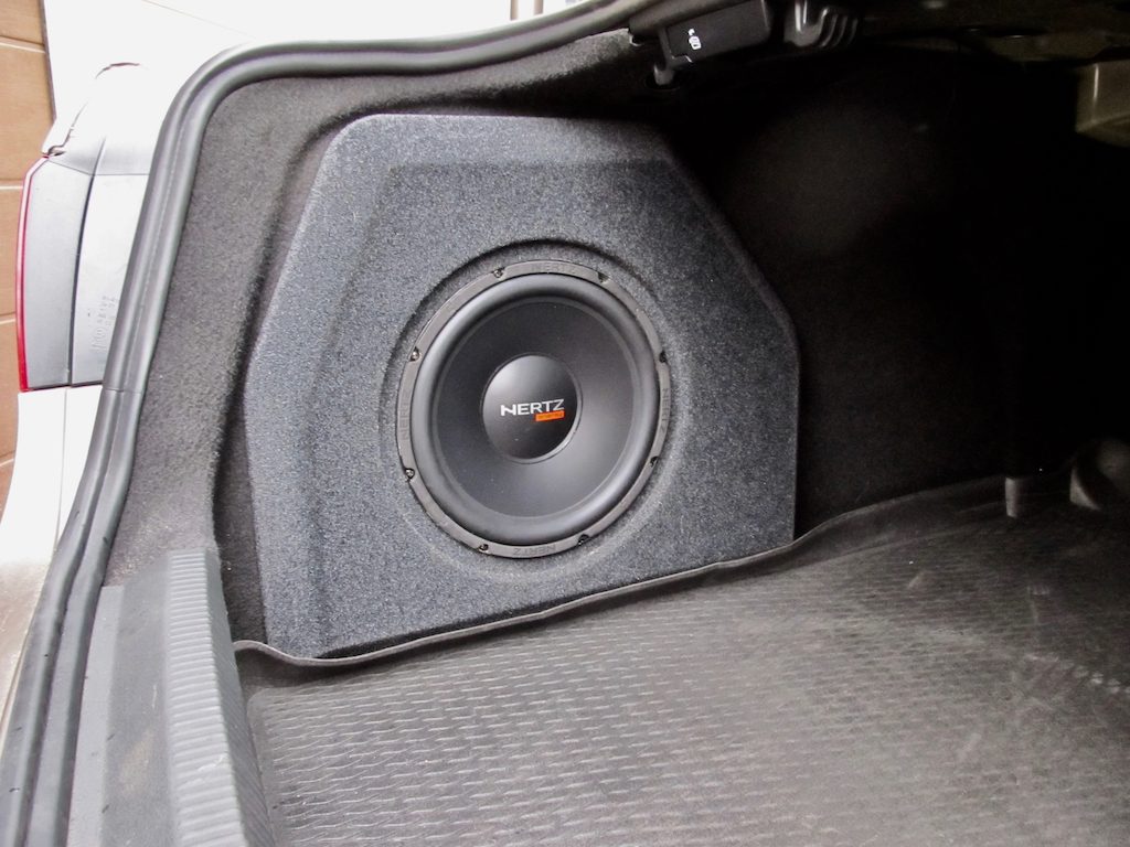 Сабвуфер в корпусе стелс VW Passat B7