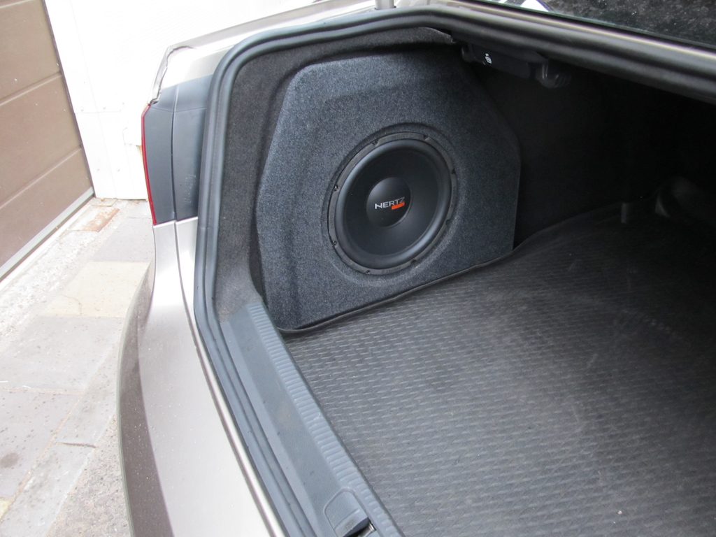 Сабвуфер Hertz ES F25.5 в корпусе стелс VW Passat B7 в заднем крыле