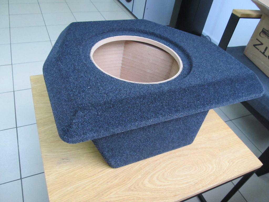 Сабвуфер в корпусе стелс VW Passat B7