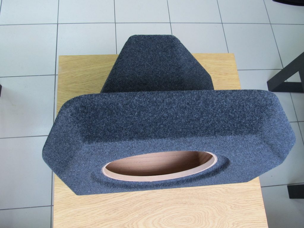 Сабвуфер в корпусе стелс VW Passat B7