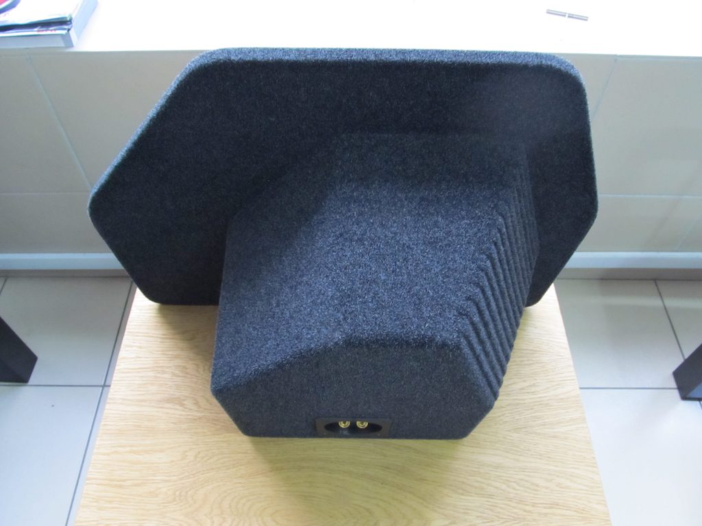 Сабвуфер в корпусе стелс VW Passat B7