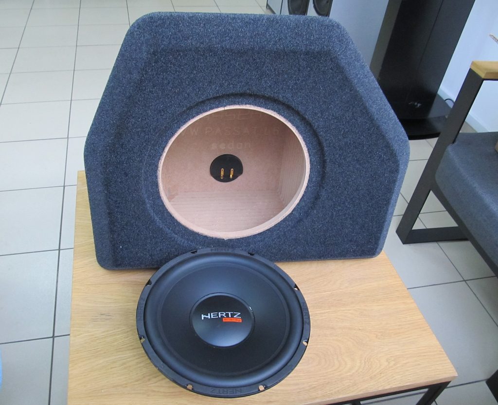 Сабвуфер Hertz ES F25.5 в корпусе стелс VW Passat B7