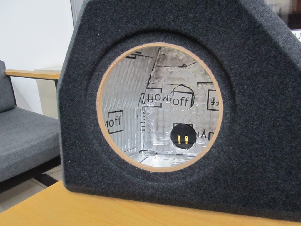 Сабвуфер Hertz ES F25.5 в корпусе стелс VW Passat B7