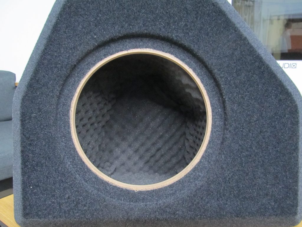 Сабвуфер Hertz ES F25.5 в корпусе стелс VW Passat B7