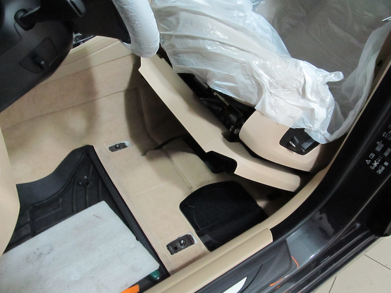 динаміки в штатні місця BMW F10 під сидіння