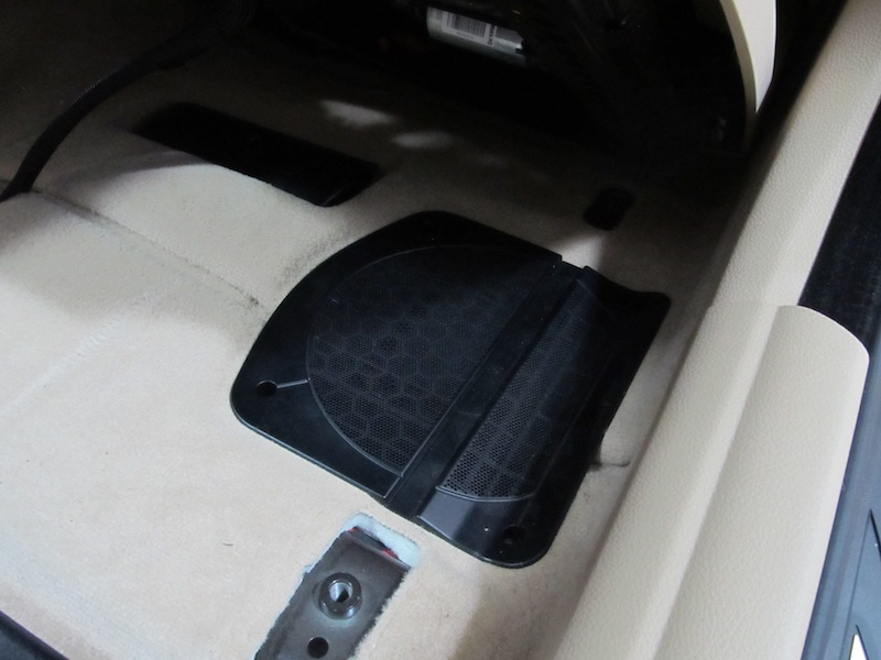 динаміки в штатні місця BMW F10 під сидіння