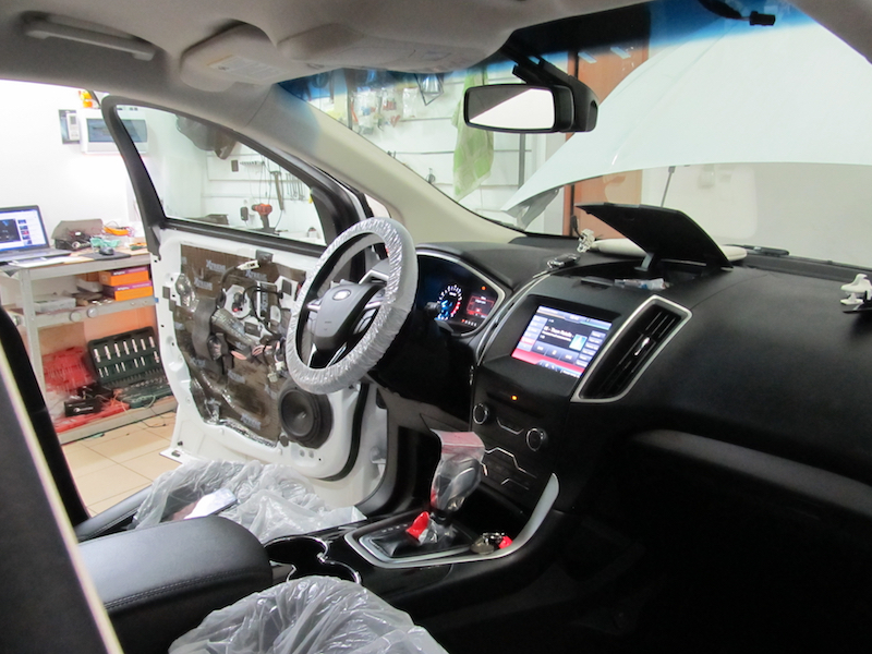 динаміки Hertz у штатні місця у двері Ford Edge