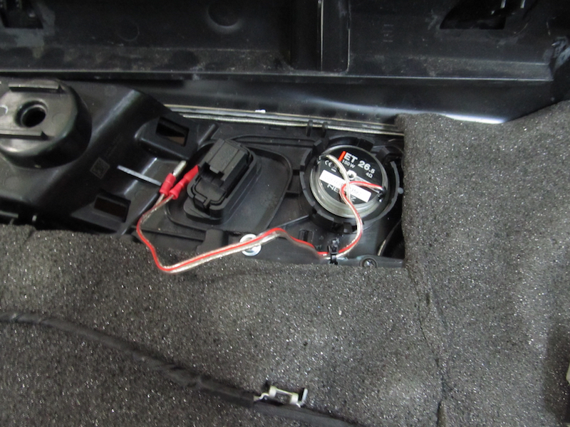 динаміки Hertz у штатні місця у двері Ford Edge