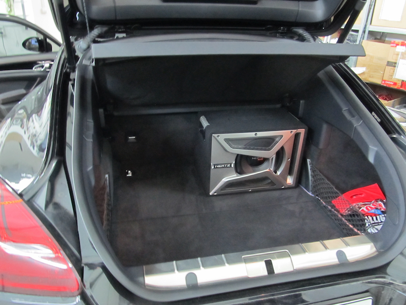 сабвуфер в Porsche Panamera