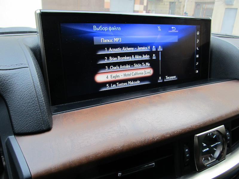 lexus-lx-450d-magnitola