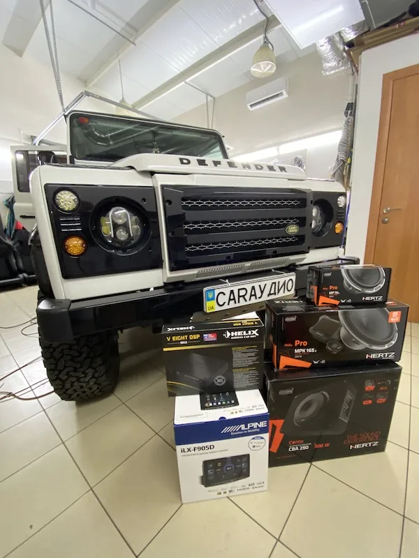 Land Rover Defender 110 с новым процессорным звуком и магнитолой Alpine с экраном 9 дюймов